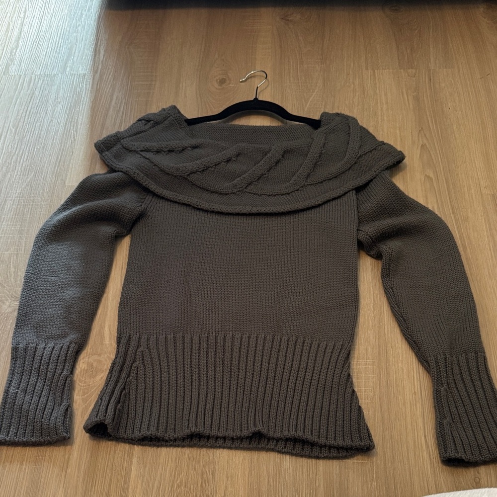 Chic Off-the-Shoulder Gray Sweater